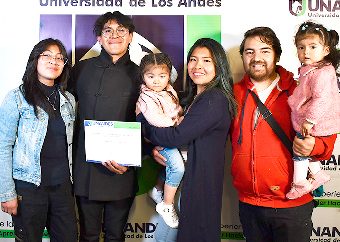 UNANDES reconoce la excelencia académica de sus estudiantes en el Cuadro de Honor