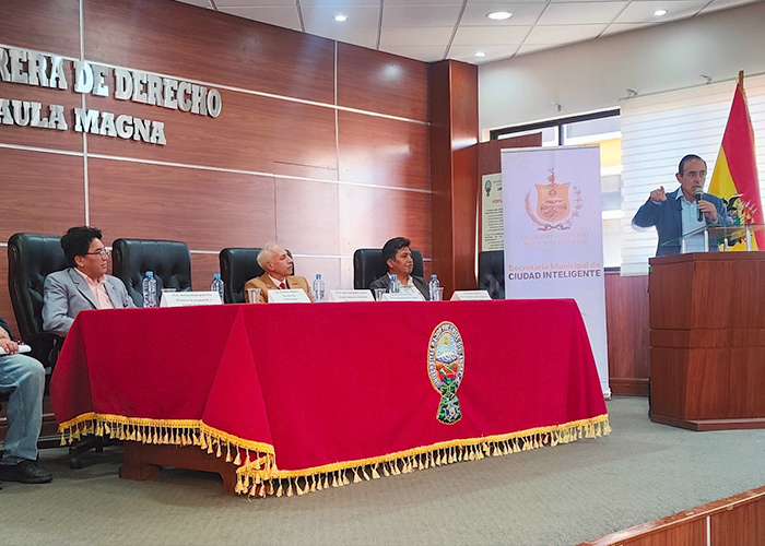 Juventud que transforma: Estudiantes de la UNANDES lideran propuestas tecnológicas en la Hackatón La Paz 2026