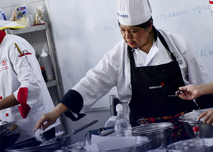Experiencia Culinaria: Aprendiendo los Secretos de la Cocina China con la Chef Patricia Chong desde Perú