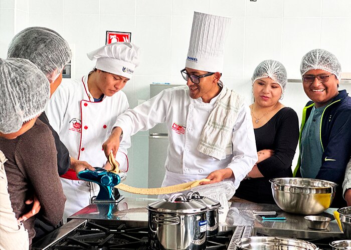 UNANDES Realiza con Éxito su Primera Clase Abierta de Gastronomía y Hotelería en Oruro