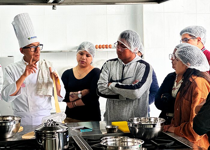 UNANDES Realiza con Éxito su Primera Clase Abierta de Gastronomía y Hotelería en Oruro