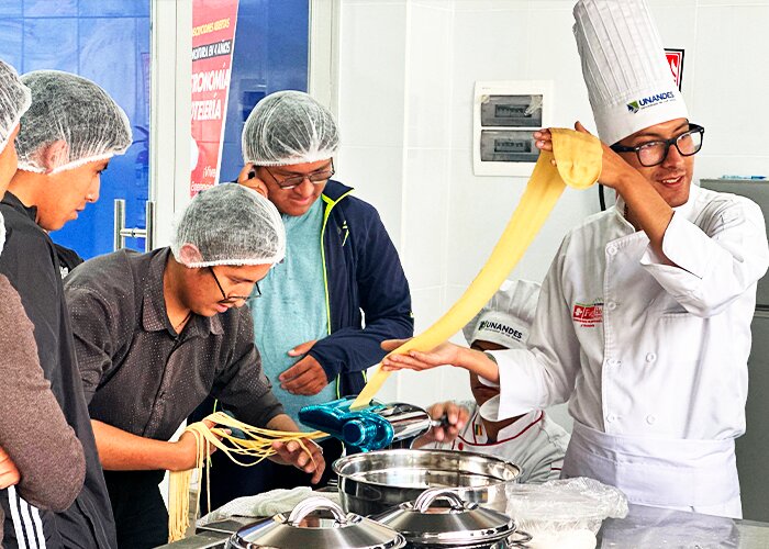 UNANDES Realiza con Éxito su Primera Clase Abierta de Gastronomía y Hotelería en Oruro