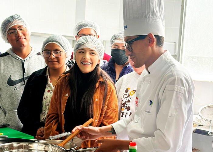 UNANDES Realiza con Éxito su Primera Clase Abierta de Gastronomía y Hotelería en Oruro