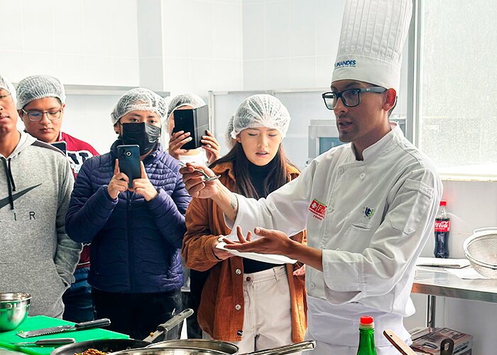 UNANDES Realiza con Éxito su Primera Clase Abierta de Gastronomía y Hotelería en Oruro