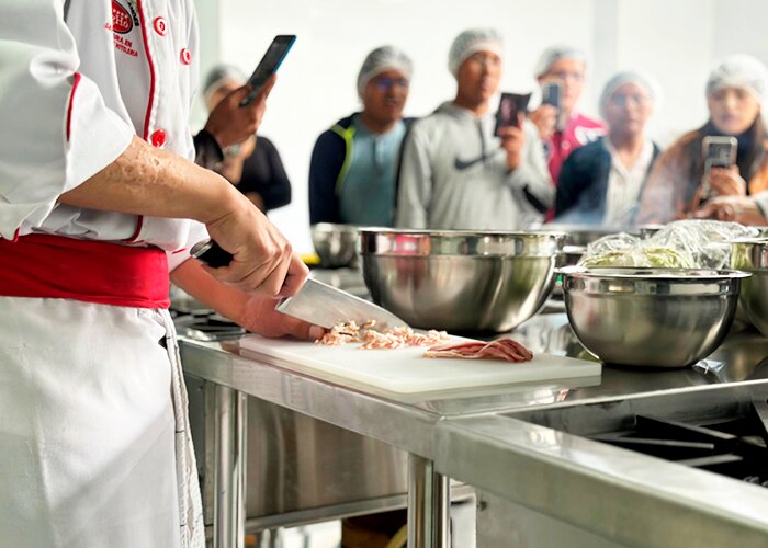 UNANDES Realiza con Éxito su Primera Clase Abierta de Gastronomía y Hotelería en Oruro