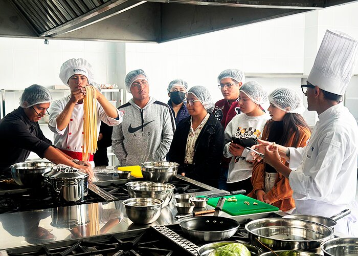 UNANDES Realiza con Éxito su Primera Clase Abierta de Gastronomía y Hotelería en Oruro