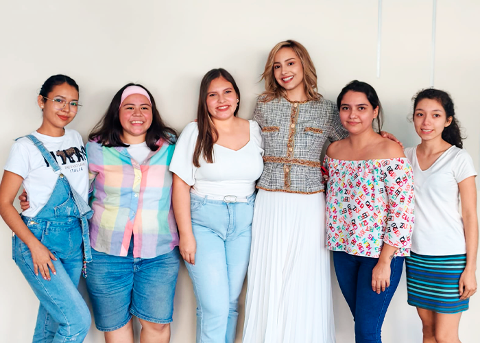 UNANDES viste a Olga Chávez, Miss Bolivia Mundo, para el Miss World 2025 en La India